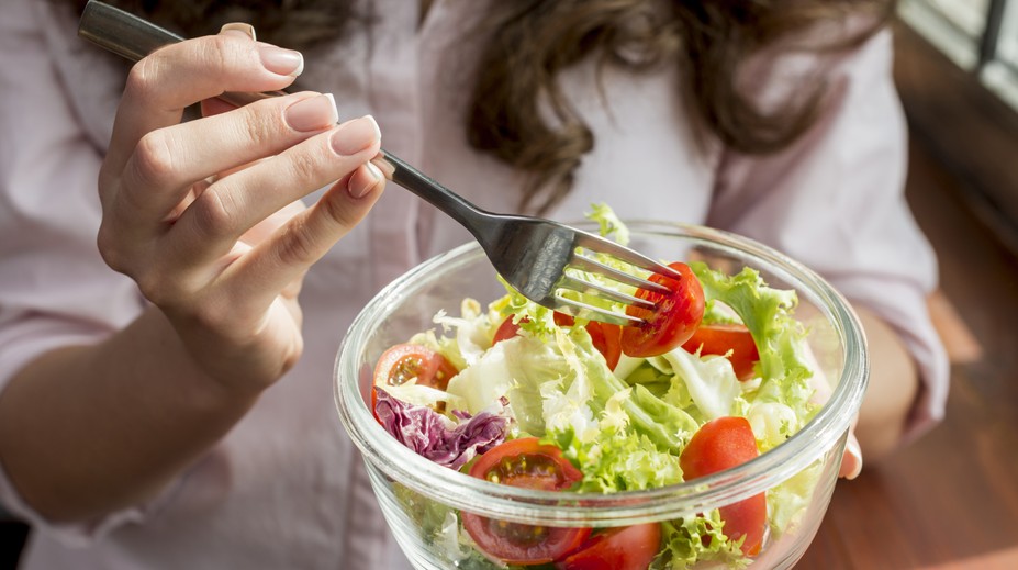 Chudnutie a večera. Podľa odborníkov nám v snahe zhodiť pár kíl vie výrazne pomôcť jej správne načasovanie
