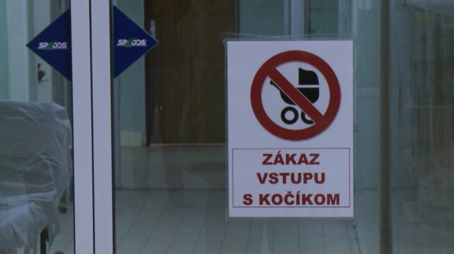 Do nemocnice v Brezne majú matky s kočíkom zákaz vstupu