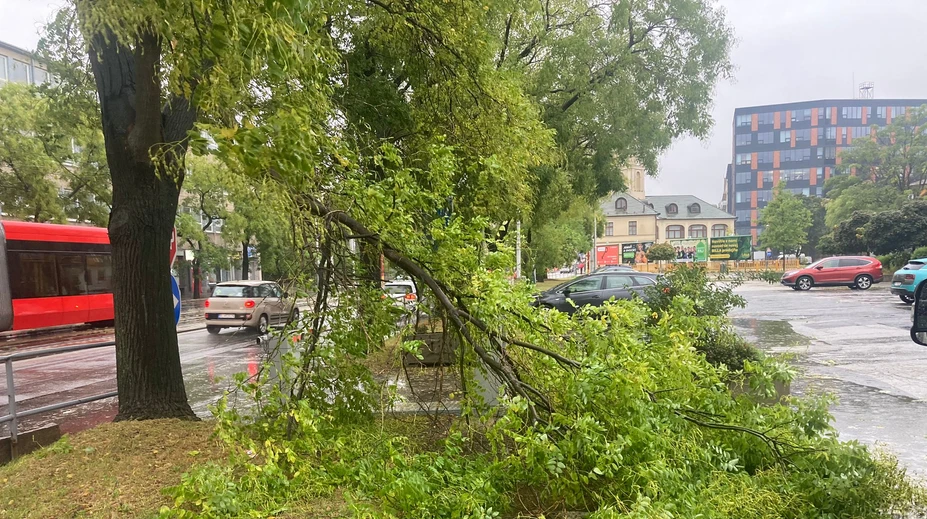 Od rána zasahujú hasiči aj policajti. Bratislava vyhlásila pre počasie mimoriadnu situáciu