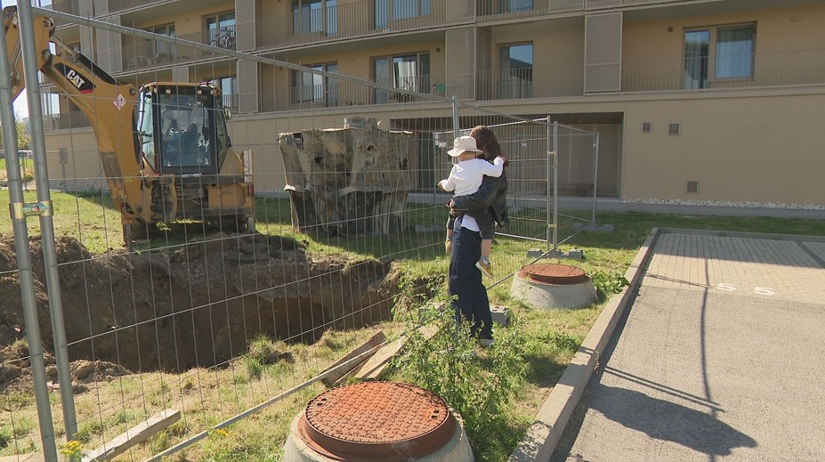 Bežná prechádzka sa pre Karin v okamihu zmenila na nočnú moru. Jej malý syn spadol do nezakrytej šachty