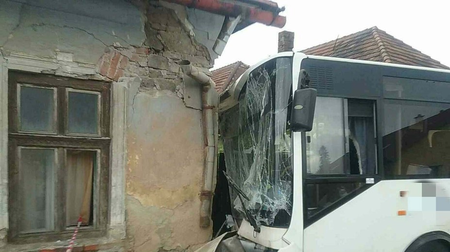 V Huncoviach narazil autobus do rodinného domu, niekoľko cestujúcich sa zranilo