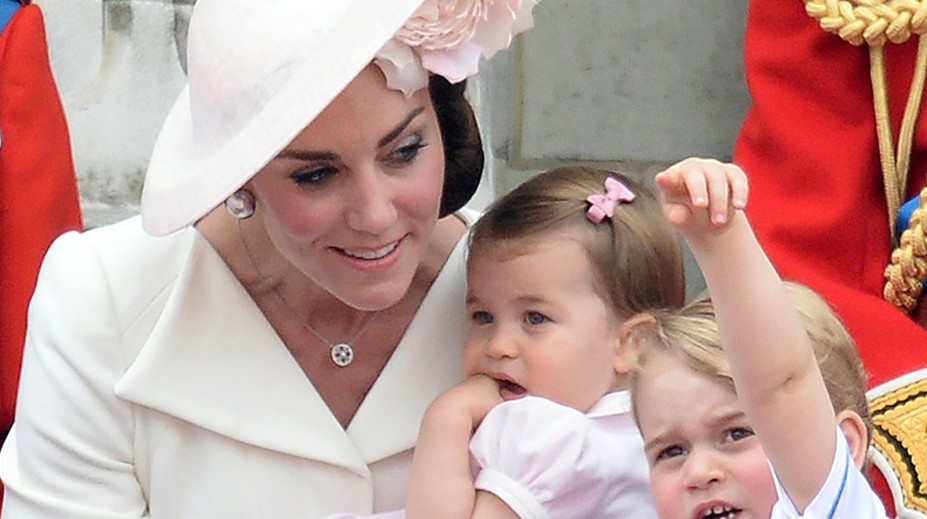 Nádherné princezné v ružovom. Kate Middleton v náručí s malou Charlotte