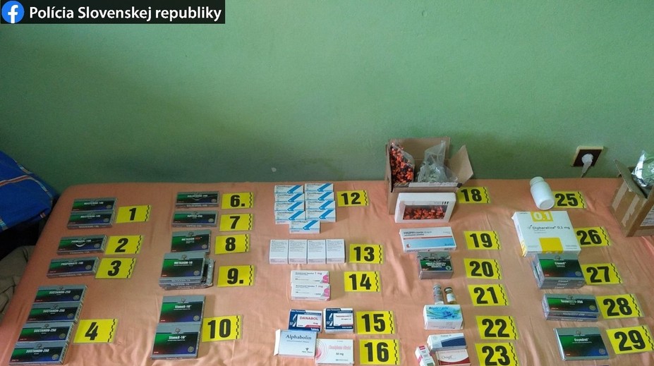 NAKA zadržala kšeftárov s anabolikami. Sú medzi nimi aj dvaja policajti