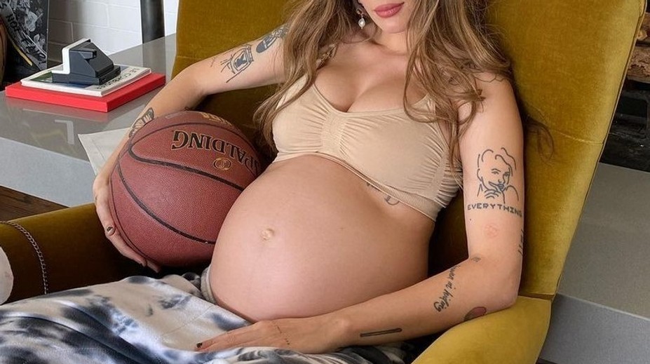 Zo speváčky sa prvýkrát stala mama. Takto hrdo dojčí svoj poklad