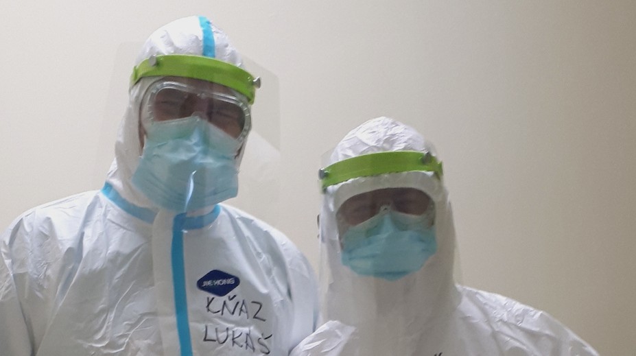 Sutanu vymenili za ochranné návleky a rukavice. V levickej nemocnici pomáhajú aj kňazi