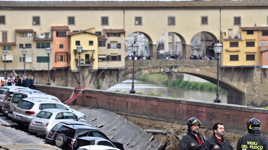 Vo Florencii sa prepadla časť nábrežia, majitelia hľadali autá v priekope