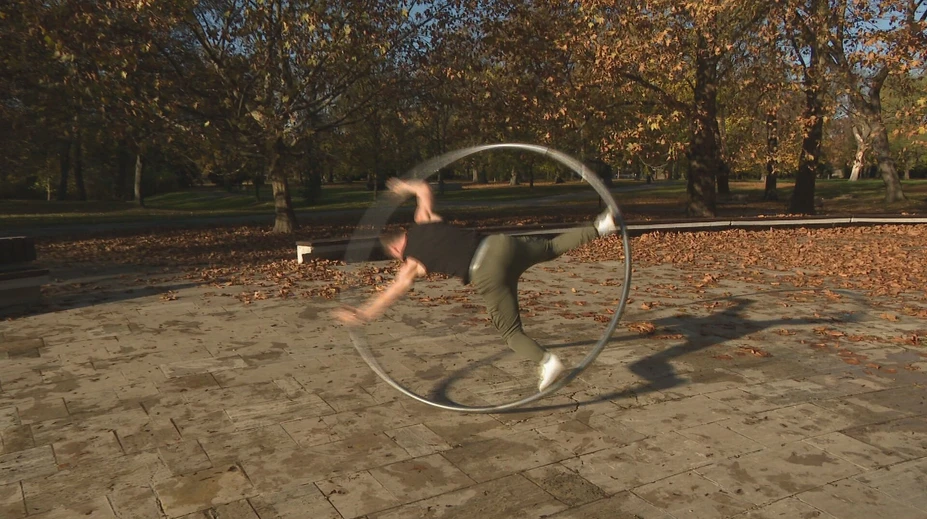 Stanislav robí akrobacie, ktoré vyrážajú dych. Disciplíne Cyr wheel sa venuje len niekoľko Slovákov