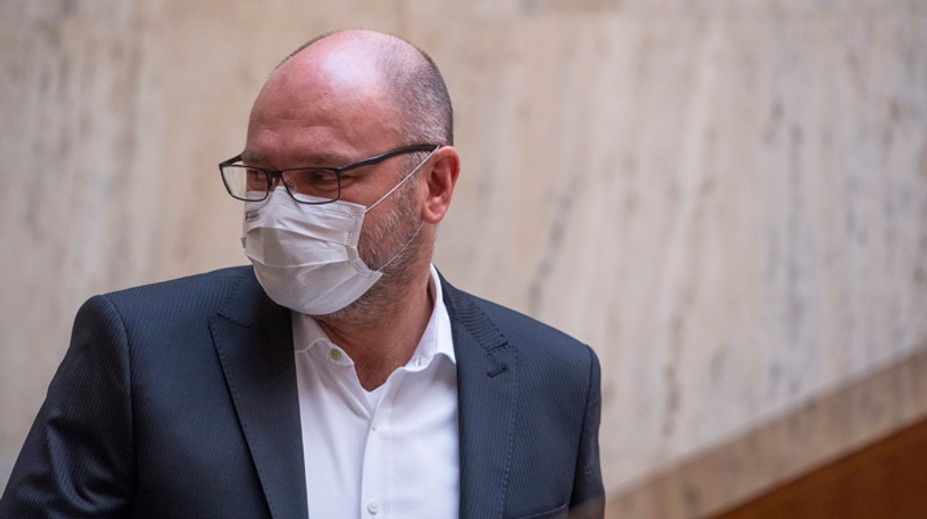 Nielen bezcitný, ale aj neschopný. Je načase odvolať Sulíka, vyzýva Pollák z OĽaNO