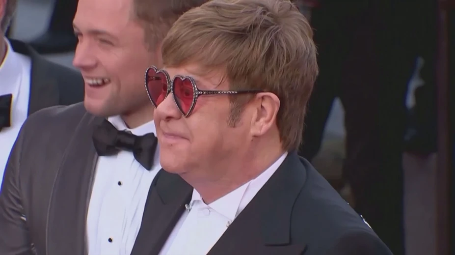 Všetko sa začalo infekciou. Legendárny spevák Elton John má vážne zdravotné problémy