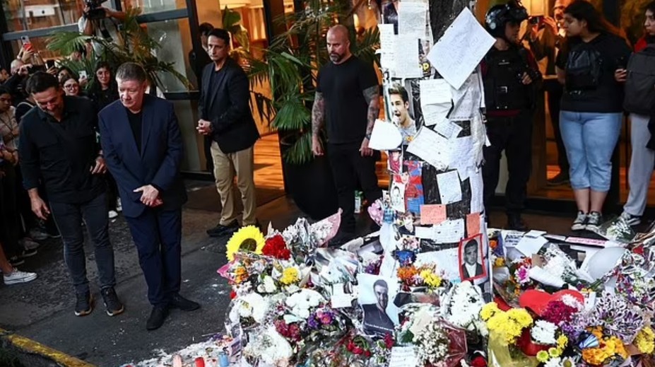 Mimoriadne ťažké chvíle. Otec zosnulého Liama Payna prišiel pred hotel v Argentíne