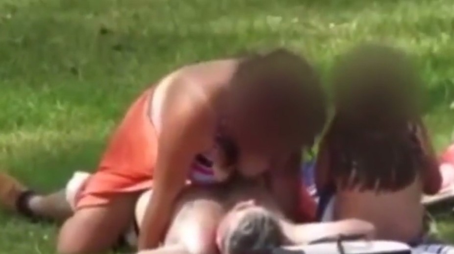 Šokujúce video! Dvojica mala sex v parku, vedľa nich sedelo dieťa