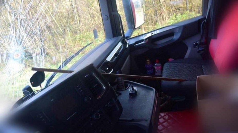 Scéna ako z hororu. Čelné sklo kamióna prerazila počas jazdy kovová tyč