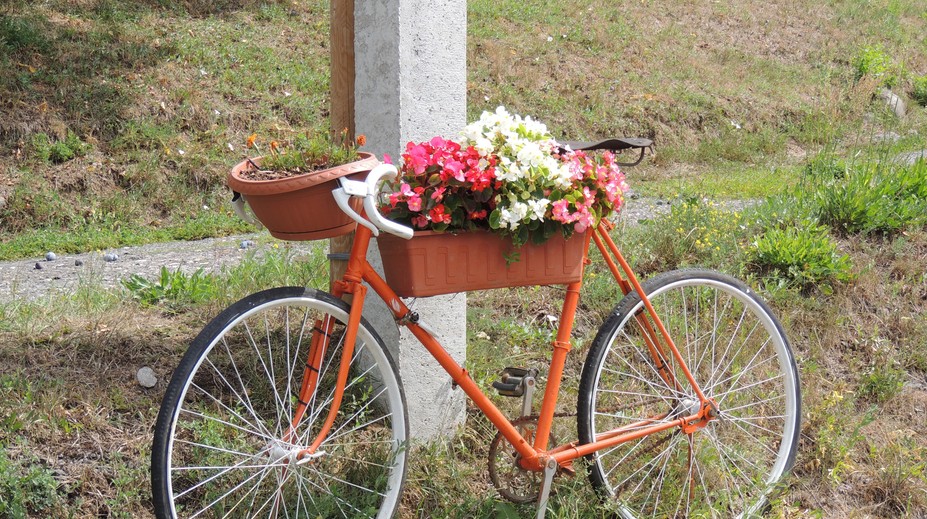 Slovenskú obec Beluj skrášľujú staré bicykle