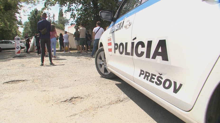 Chaos pri odbere vzoriek v Prešove. Pacientovi s podozrením na COVID-19 takmer rozbili auto