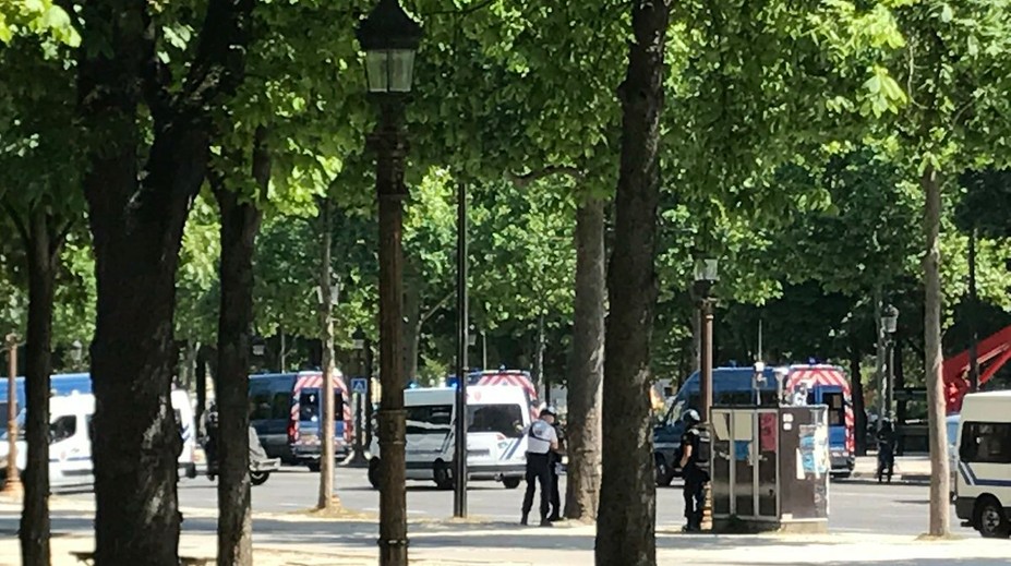 Z Paríža hlásia policajnú operáciu na Champs-Elysées. Na policajtov zaútočil radikál
