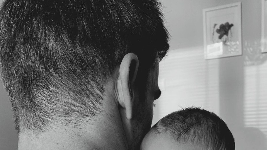 Čerstvý otec na prvej fotke so synčekom. Pri tomto pohľade sa roztopíte