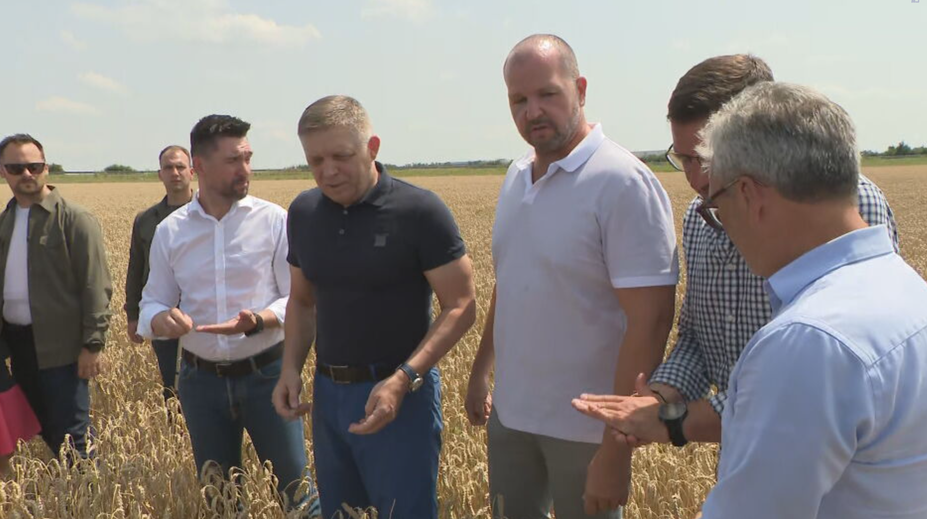 Chcem fotku v žite, obilie mi vždy voňalo, vyhlásil Fico na návšteve poľnohospodárov. Poukázal tiež na výzvy, ktorým čelia