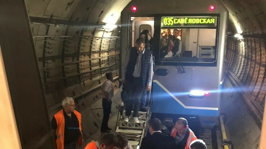 V moskovskom metre uviazlo tisíc pasažierov