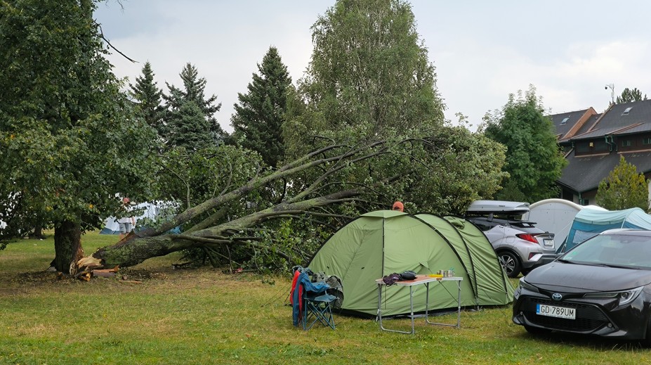 VIDEO: Na Liptovskej Mare vyčíňala búrka a downburst. V známom campingu vietor ničil stany a lámal stromy