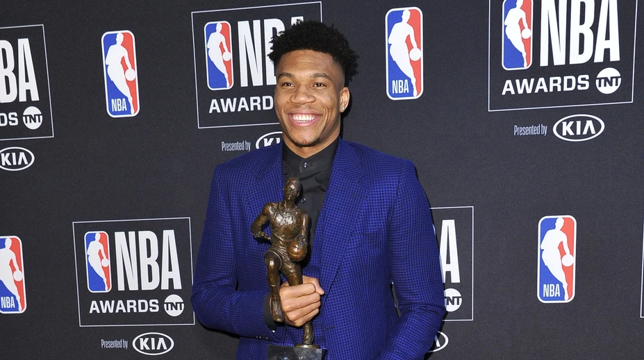 Antentokoumpo je iba druhým Európanom, ktorý získal cenu pre najužitočnejšieho hráča NBA
