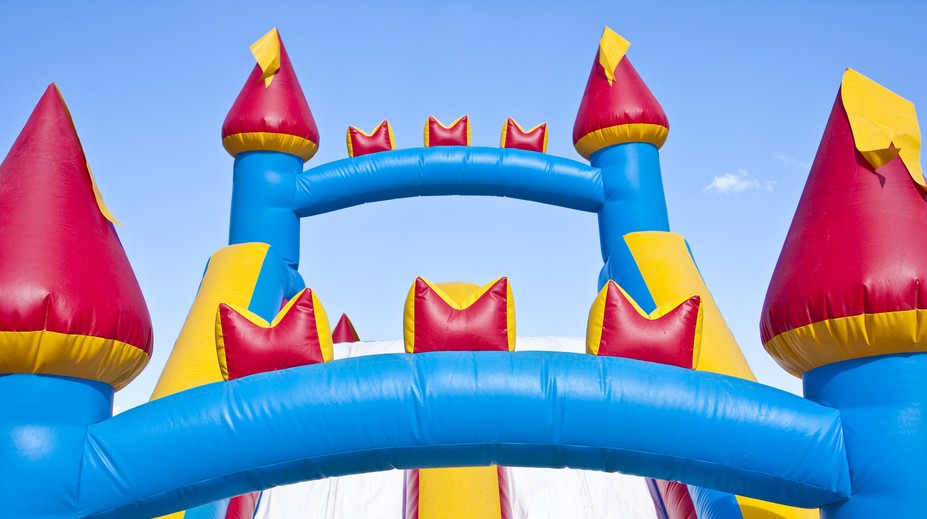 Španielsko: Po nehode nafukovacieho hradu zomrelo dievčatko, 8 detí je zranených