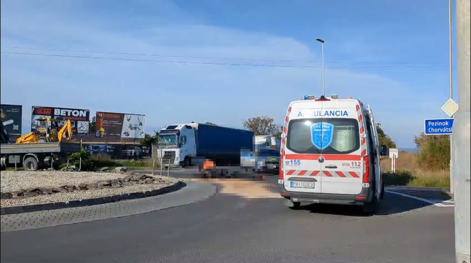 Tragické ráno v Bernolákove. Po zrážke s nákladným autom prišiel o život motorkár