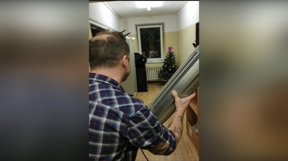 Bratislavskí policajti si urobili párty priamo na stanici. Všetko si natočili na video