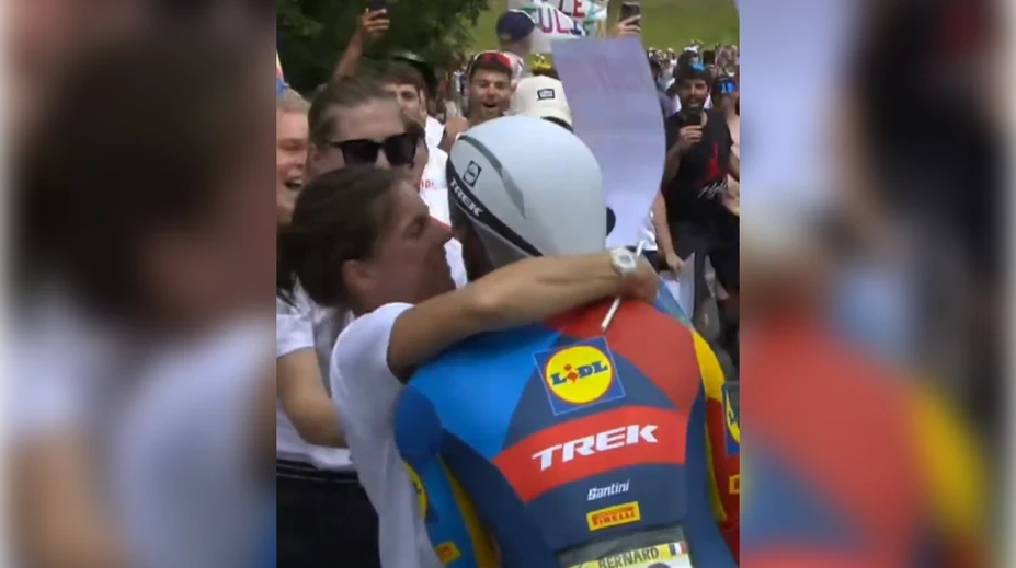 Bizarná pokuta na Tour de France:  Francúza potrestali za bozk s manželkou