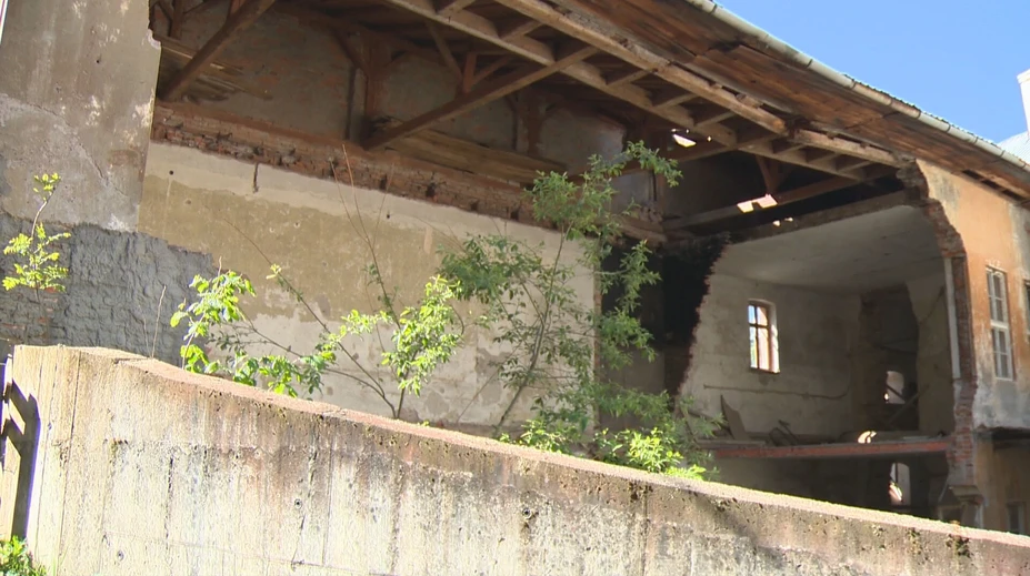 Ďalší úder pre centrum Banskej Štiavnice. Zrútila sa veľká časť budovy bývalého lýcea