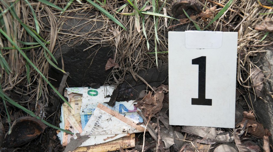 V Leviciach na sídlisku našli hotový poklad. Stovky eur zakopané v zemi!