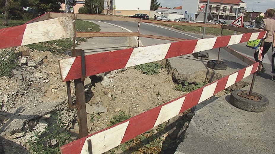 Iba na Slovensku: V strede križovatky pred pár mesiacmi vykopali obrovskú jamu a odišli