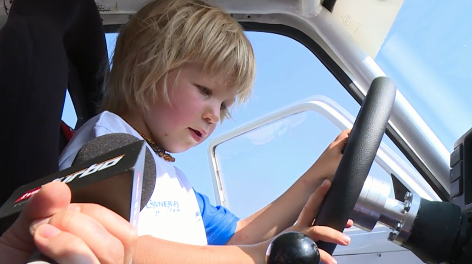 Malý pretekár! Bruno má štyri roky a už jazdí na aute