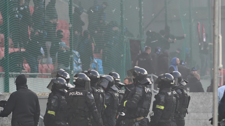 Trnavská polícia pokračuje vo vyšetrovaní incidentu v zápase so Slovanom. Zverejnila tváre chuligánov