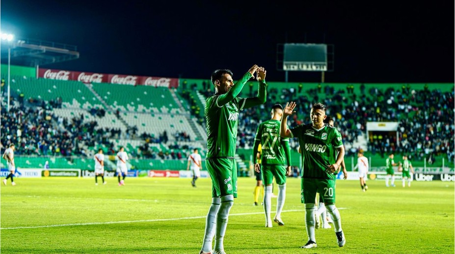 VIDEO: Ligový džentlmen naschvál zahodil penaltu. Z tribún sa ozval bujarý potlesk