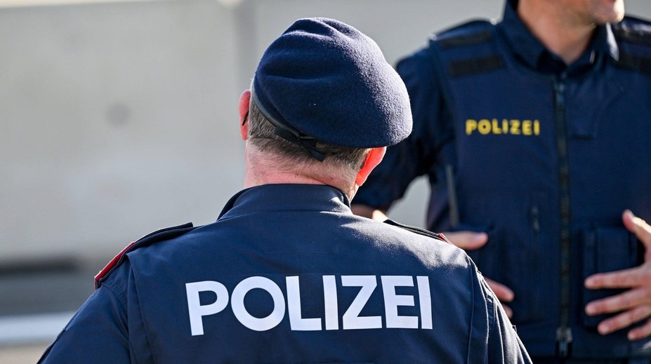 Šialené besnenie vo Viedni. Muž zaútočil na spolubývajúcu sekerou, polícia ho zastrelila