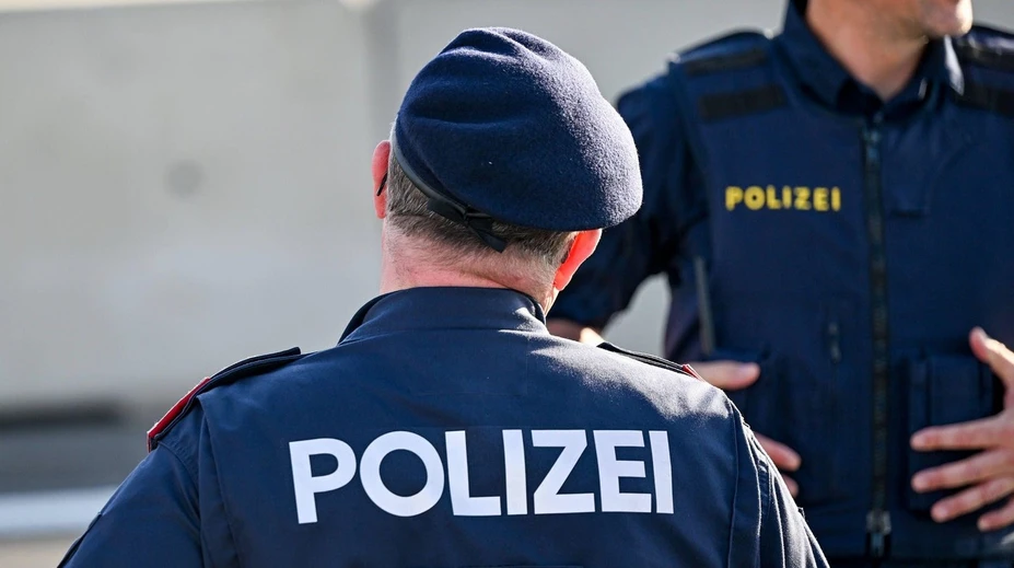 Šialené besnenie vo Viedni. Muž zaútočil na spolubývajúcu sekerou, polícia ho zastrelila
