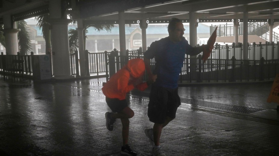 VIDEO: Supertajfún dorazil do Číny. Ľudí odfukovalo, akoby ani nič nevážili