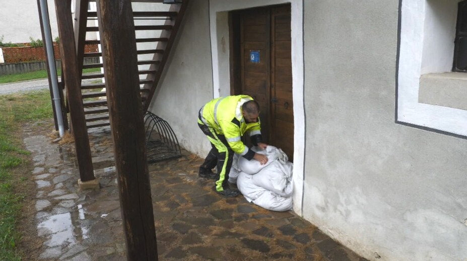 Plnia vrecia s pieskom a chystajú čerpadlá. Obce na západnom Slovensku sa pripravujú na prípadné povodne