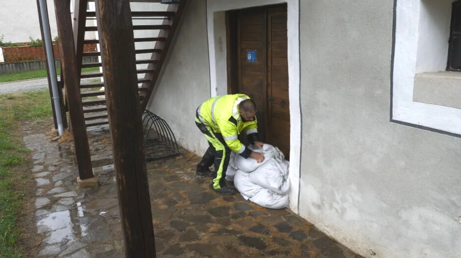 Plnia vrecia s pieskom a chystajú čerpadlá. Obce na západnom Slovensku sa pripravujú na prípadné povodne