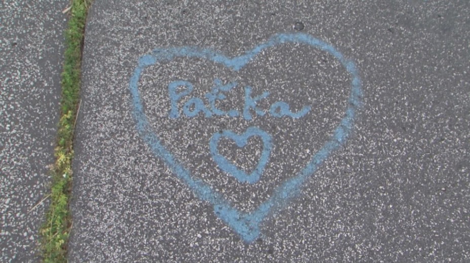 Takto úcta k histórii nemá vyzerať, kondómy musia zbierať aj aktivační pracovníci