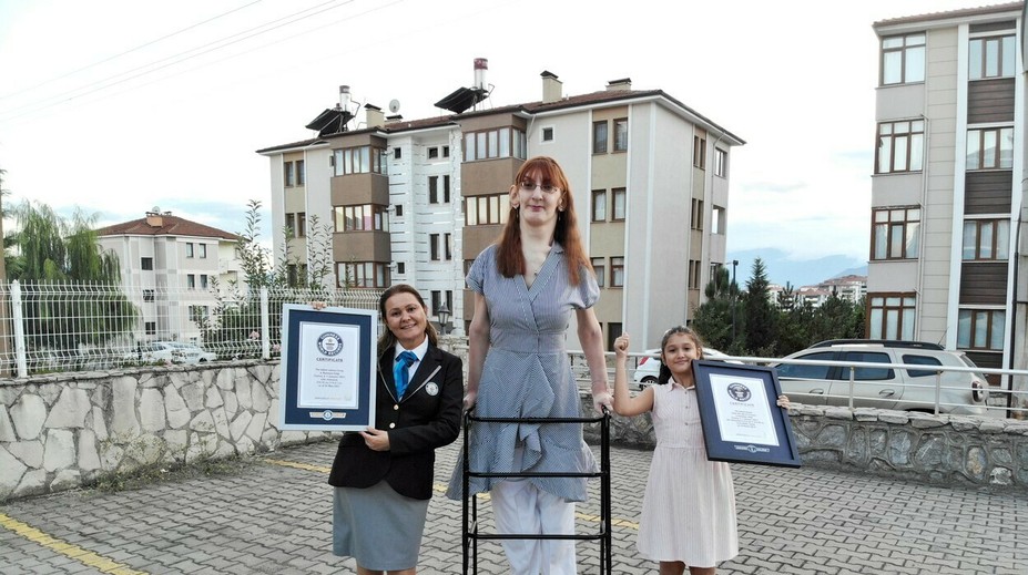 Keď sedí, je vysoká ako priemerný človek. Najvyššou ženou na svete je 24-ročná Turkyňa