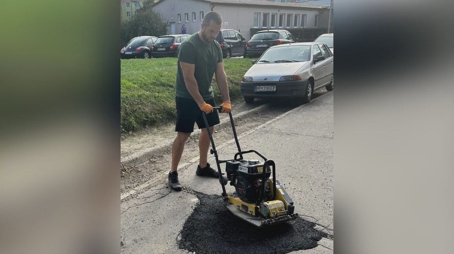 Rozbitú cestu pred bytovkou nie a nie opraviť. Miestny preto chytil stroje do vlastných rúk