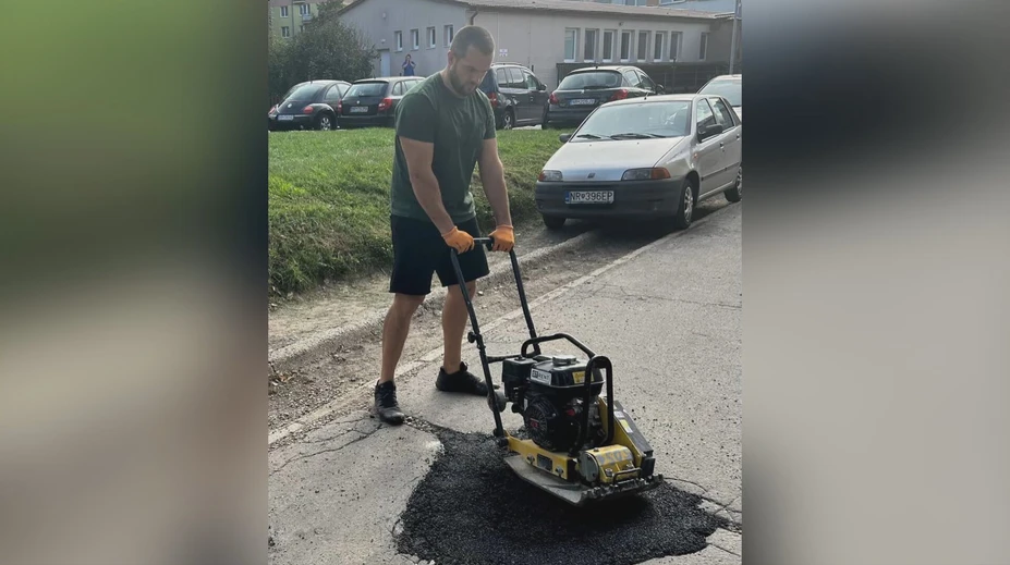 Rozbitú cestu pred bytovkou nie a nie opraviť. Miestny preto chytil stroje do vlastných rúk
