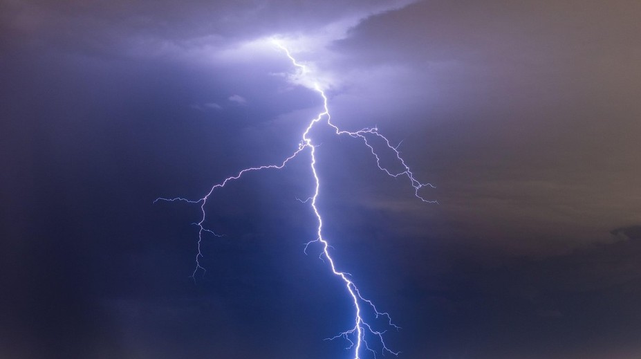 Nad jazerom udrie až 30 bleskov za minútu. Prebieha tam nekonečná búrka