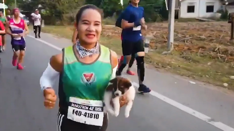 Osudové stretnutie: Počas maratónu našla na ceste šteniatko. Bežala s ním 19 km