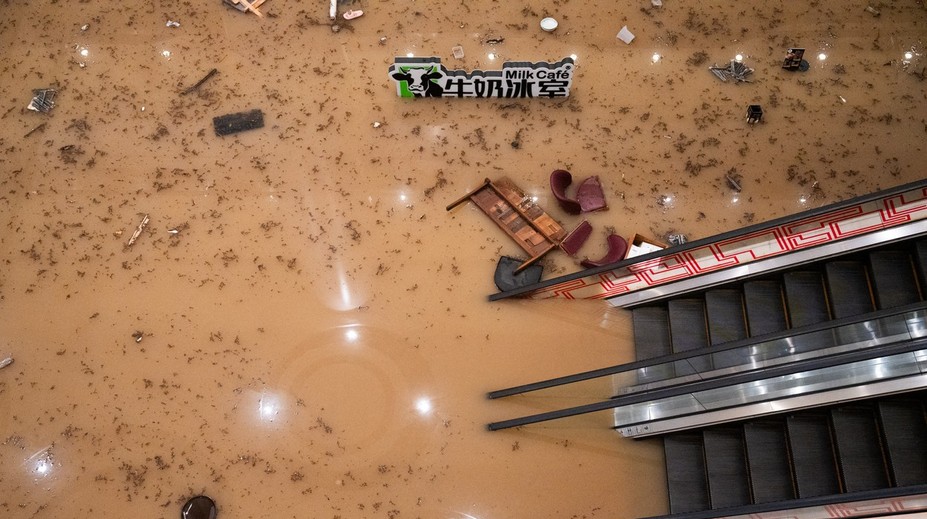 OBRAZOM: Hongkong zasiahli po tajfúne najsilnejšie dažde za 140 rokov. Povodne ochromili dopravu