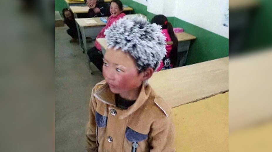 Chlapec so zamrznutými vlasmi sa stal internetovou senzáciou. Jeho príbeh vás chytí za srdce