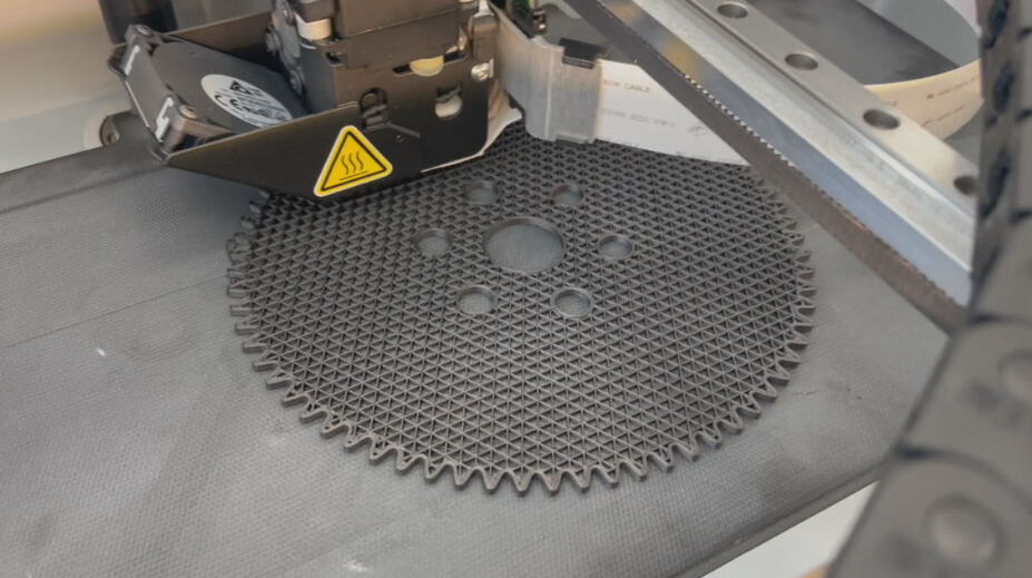 Na Slovensku otvorili kreatívne centrum aj s 3D tlačiarňou, ktorá vyrába súčiastky potrebné vo vesmíre