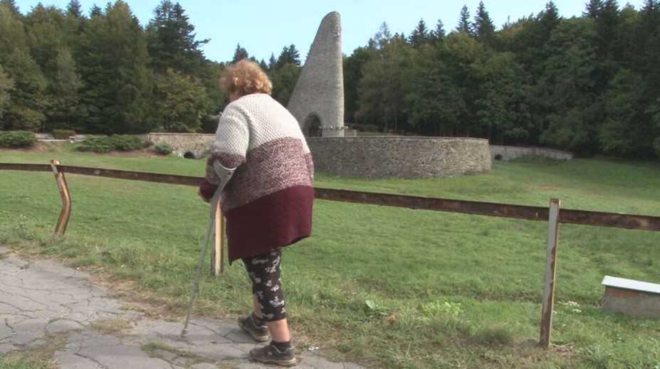 Návštevníci Dukly neskrývajú sklamanie. Jeho okolie chátra a chodníky sa rozpadávajú