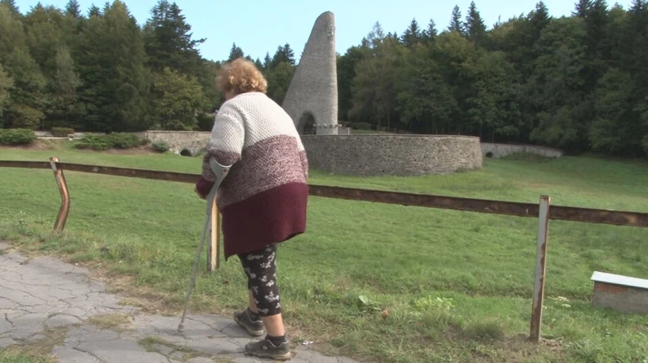Návštevníci Dukly neskrývajú sklamanie. Jeho okolie chátra a chodníky sa rozpadávajú